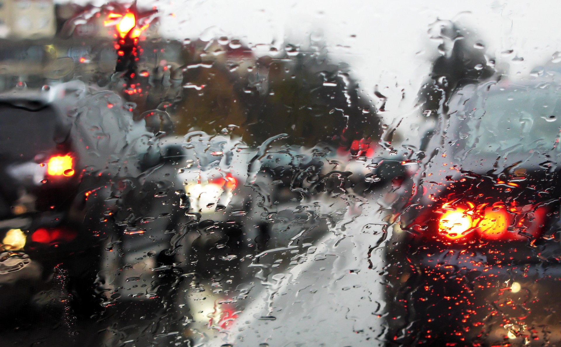 رانندگی در هوای بارانی و جاده لغزنده