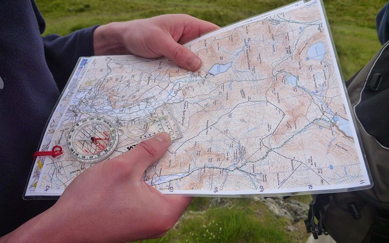 نقشه کاغذی در سفرهای کوهستانی