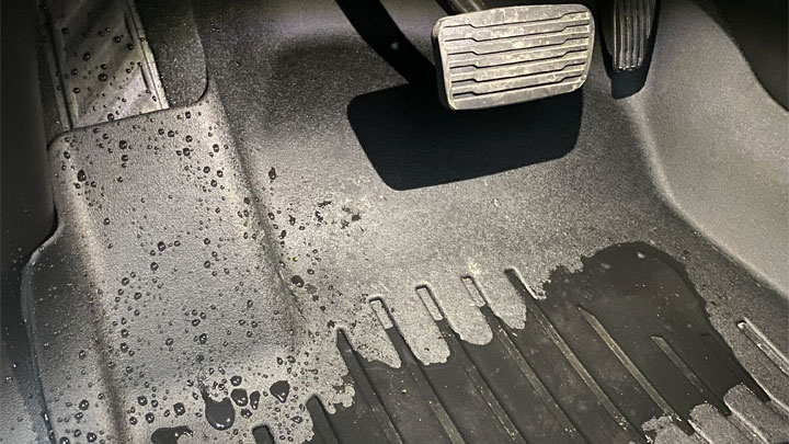 نشتی آب باران به داخل ماشین 